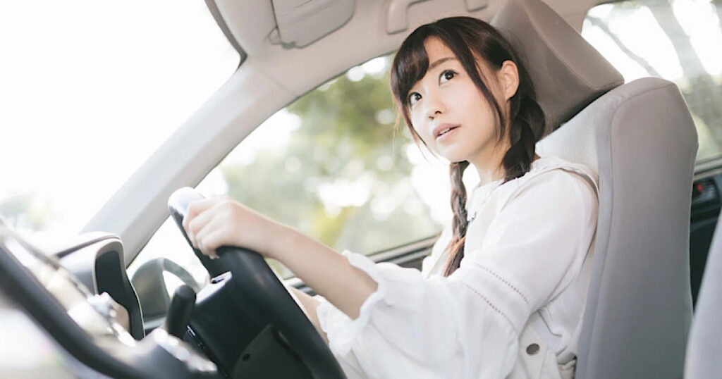 バック駐車をしている女性