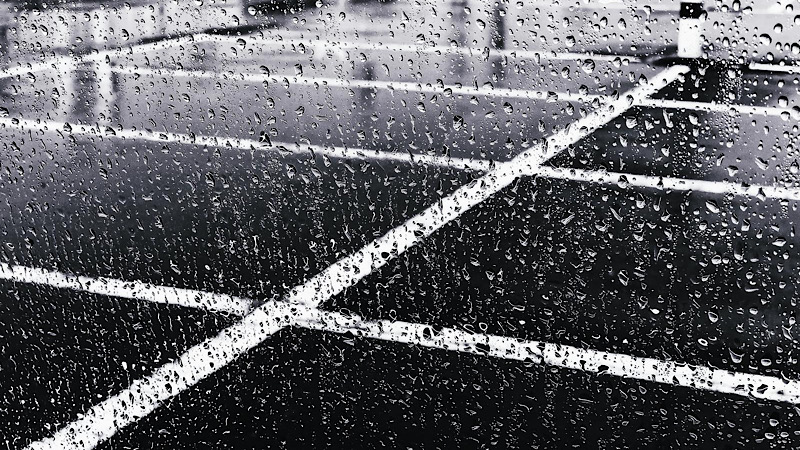 雨の中の駐車場