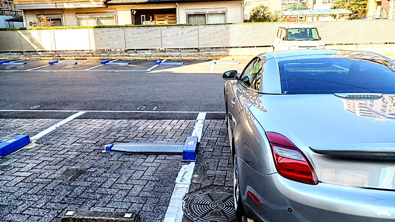 駐車場に停まっている車