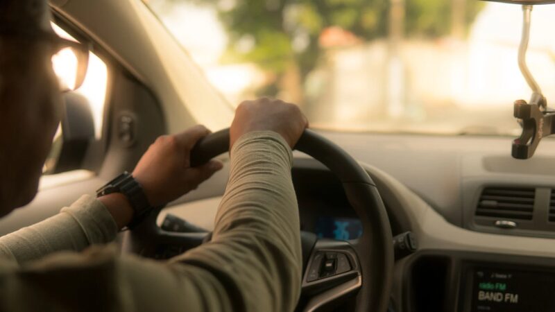 走行中に車からカチカチ音がする原因