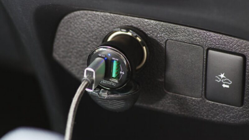 車のシガーソケットから電源を取る