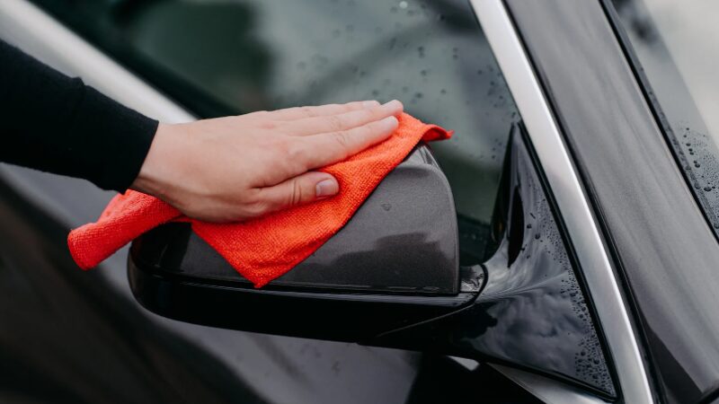 手洗い洗車ではミラーをたたむ必要はない