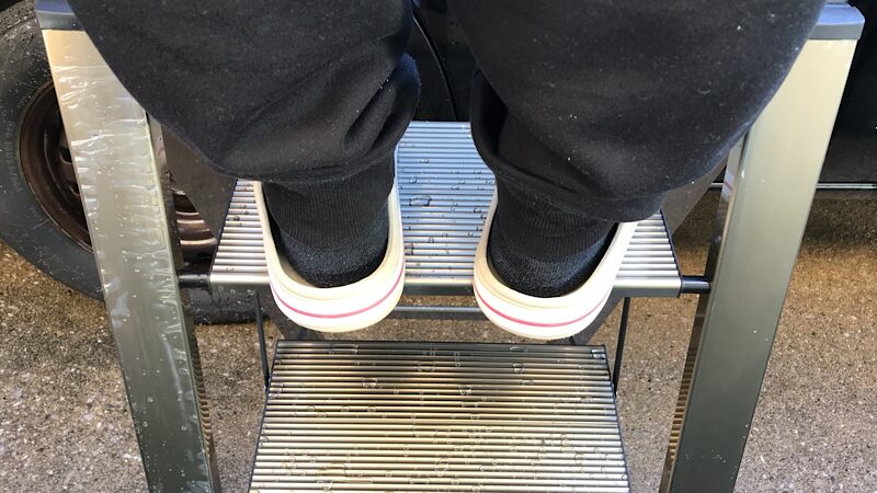 洗車でルーフに届かない時は無理な体勢を避ける