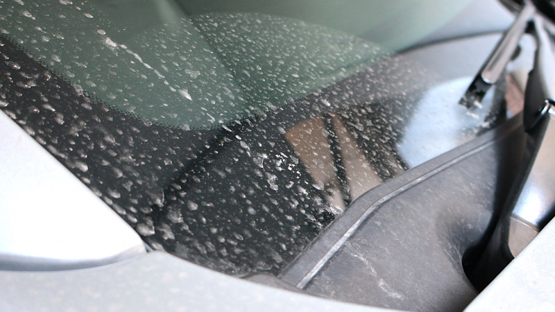 車の窓ガラスに水垢がつくと何が問題？